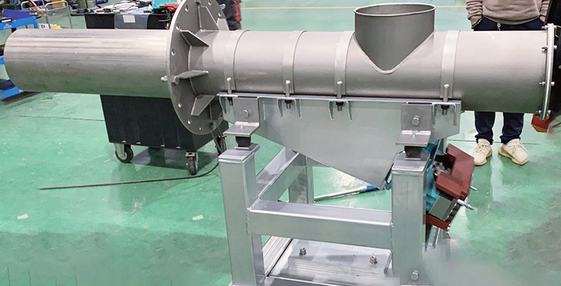 电磁振动给料机是一种利用电磁力产生振动的设备，主要用于输送和给料。